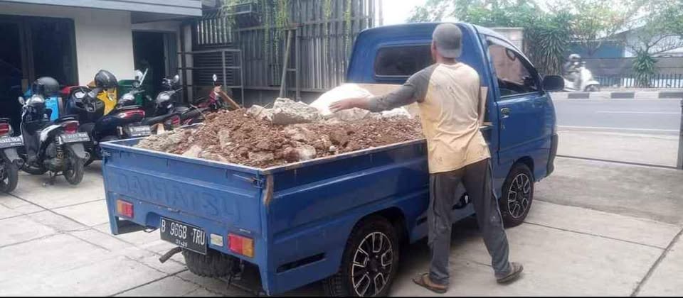 Jasa buang puing dan sampah proyek