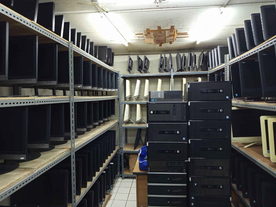 Menerima jual beli komputer/laptop bekas,satuan dan juga lelangan kantor.